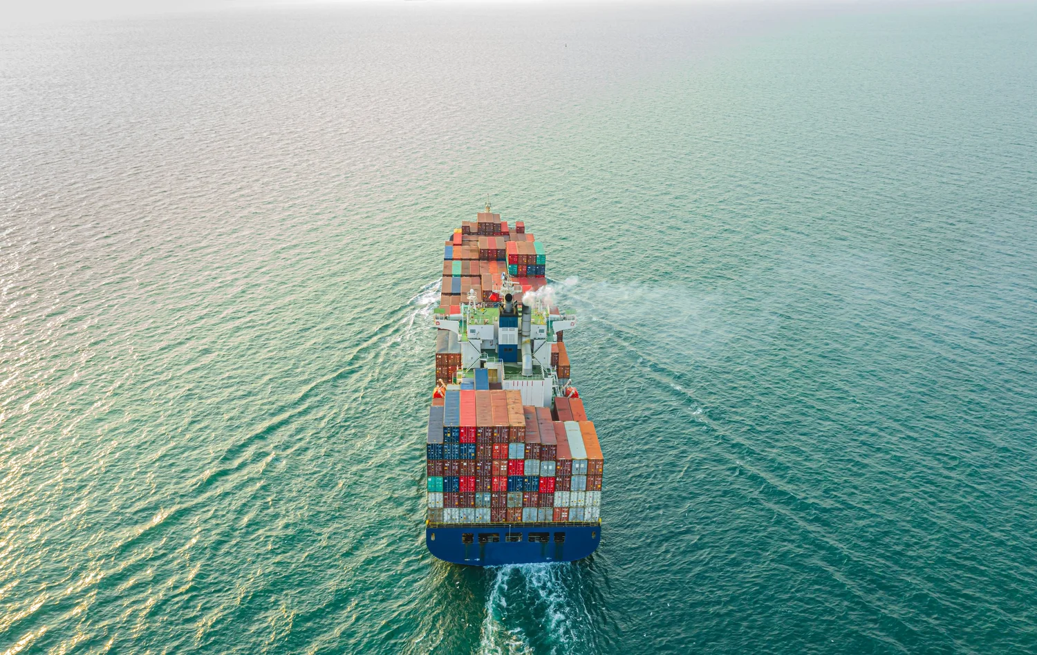 Containerschiff auf dem Weg über das offene Meer